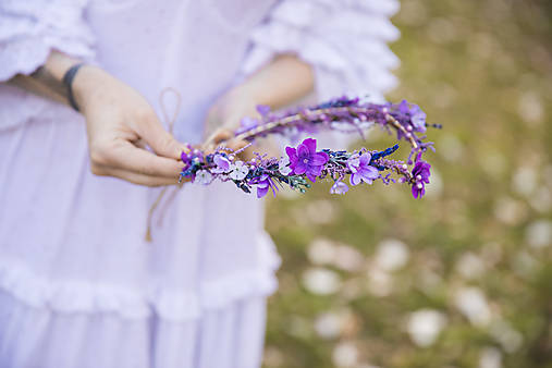 Kvetinová tiara "keď láska vonia po fialkách" 