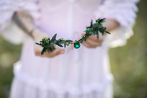 Kvetinová tiara "smaragdy v tráve"