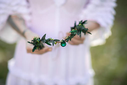 Kvetinová tiara "smaragdy v tráve"