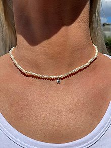 Náhrdelníky - Perlový náhrdelník s vysiacim srdiečkom - 13382179_
