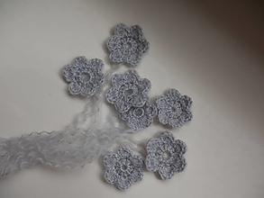Materiál ručne robený - šedivé jemnučké kvetinky - 13388868_