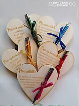 Tabuľky - Drevené srdce s gravírovanym perom pre ucitelku - 13394609_
