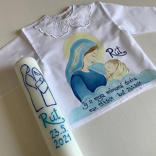 Maľovaná krstná košieľka s bábätkom v náručí Panny Márie (+ svieca s maľbou sv. Rodiny a menom+ dátumom)