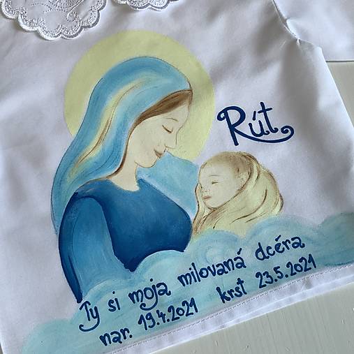 Maľovaná krstná košieľka s bábätkom v náručí Panny Márie (+ svieca s maľbou sv. Rodiny a menom+ dátumom)