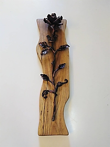 Dekorácie - kovaná ruža osadená na dreve - 13410350_