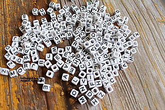 Korálky - Písmenká - korálky biela kocka - 13411673_