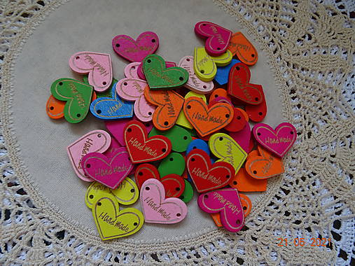  - Handmade štítky srdiečka farebné - 13412944_
