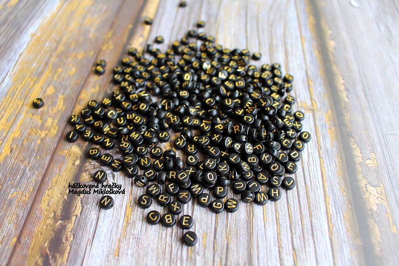 Písmenká - korálky čierne so zlatým písmom