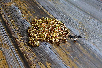 Korálky - Písmenká - korálky zlatá kocka, 100ks - 13414521_