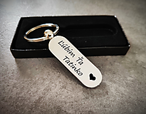 Kľúčenky - Prívesok na kľúče v tvare kapsule s gravírovaním textom: Ľúbim Ťa Tatinko (srdiečko) - 13419003_