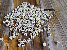 Korálky - Písmenká - korálky, biela kocka so zlatým písmom,100ks - 13420157_