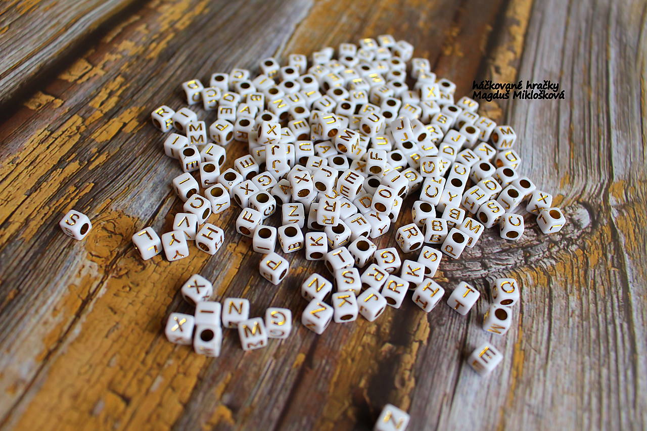Písmenká - korálky, biela kocka so zlatým písmom,100ks