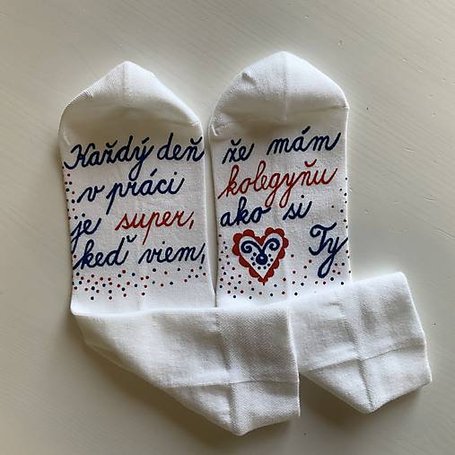 Maľované ponožky pre super KOLEGYŇU (biele 2)