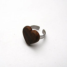 Prstene - Prsteň s dreveným očkom - orechové srdiečko - 13422998_