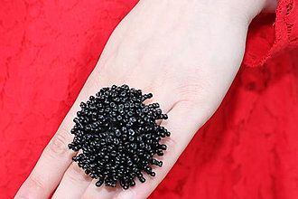 Prstene - Makramé korálkový čierny elegantný BOHO prsteň - 13424368_