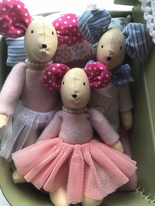 Hračky - 3 členná rodinka myšiek v kufríku v ružovo modrom - 13425665_