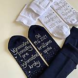 Ponožky, pančuchy, obuv - Maľované ponožky pre novomanželov s nápisom "Výnimočné ponožky pre výnimočné kroky/ Od (dátum) kráčame spolu (modré+biele) - 13432800_