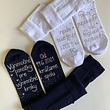 Ponožky, pančuchy, obuv - Maľované ponožky pre novomanželov s nápisom "Výnimočné ponožky pre výnimočné kroky/ Od (dátum) kráčame spolu (modré+biele) - 13432803_