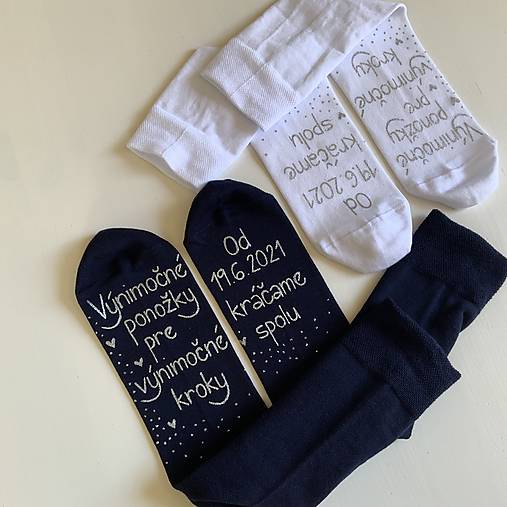 Maľované ponožky pre novomanželov s nápisom "Výnimočné ponožky pre výnimočné kroky/ Od (dátum) kráčame spolu (modré+biele)