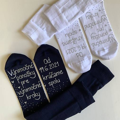 Maľované ponožky pre novomanželov s nápisom "Výnimočné ponožky pre výnimočné kroky/ Od (dátum) kráčame spolu (modré+biele)