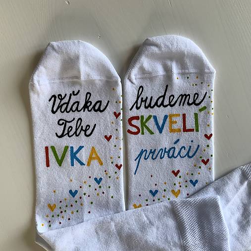 Maľované ponožky pre pani učiteľku ako poďakovanie od predškolákov (4 s menom)
