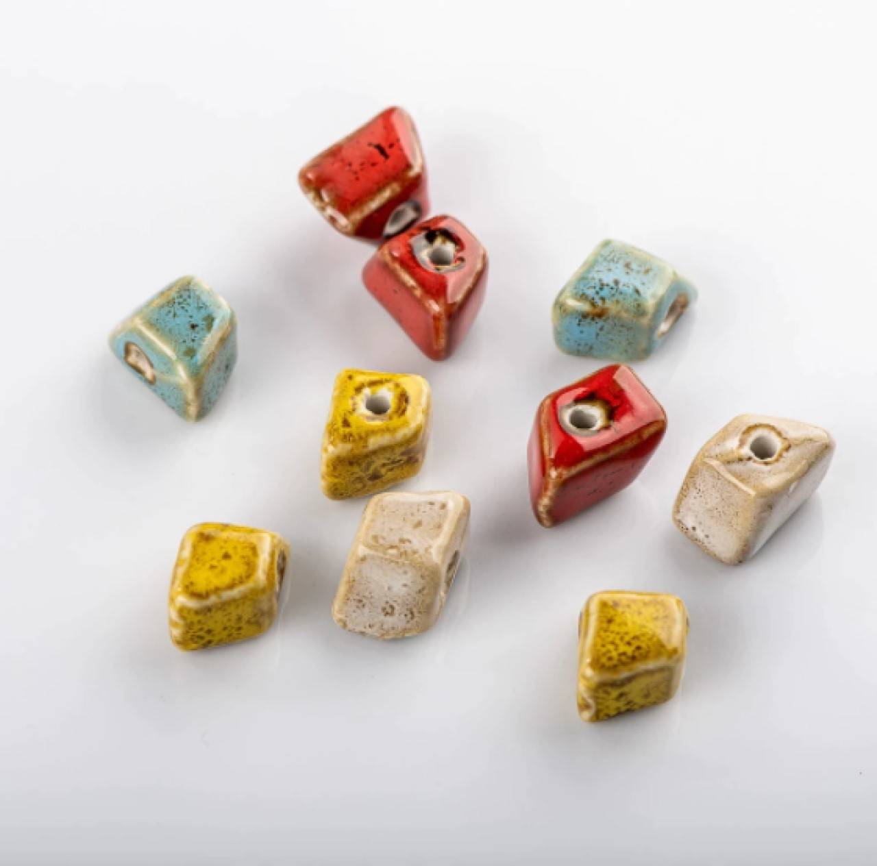 KE104 Korálka keramická nepravidelný tvar cca. 2 cm 