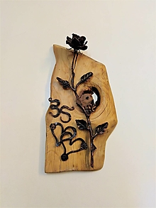 Dekorácie - kovaná ruža osadená na dreve - 13437079_