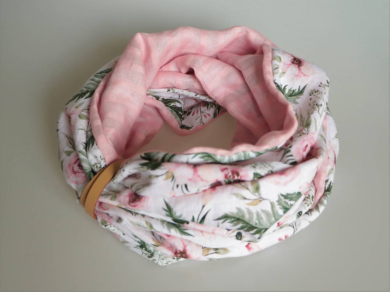 Štýlový ľahučký ľanový nákrčník kvety rose