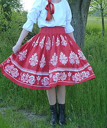 Sukne - Suknica Biely folklór na červenej - 13442855_