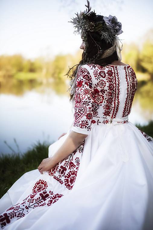 Vyšívané šaty Slavianka