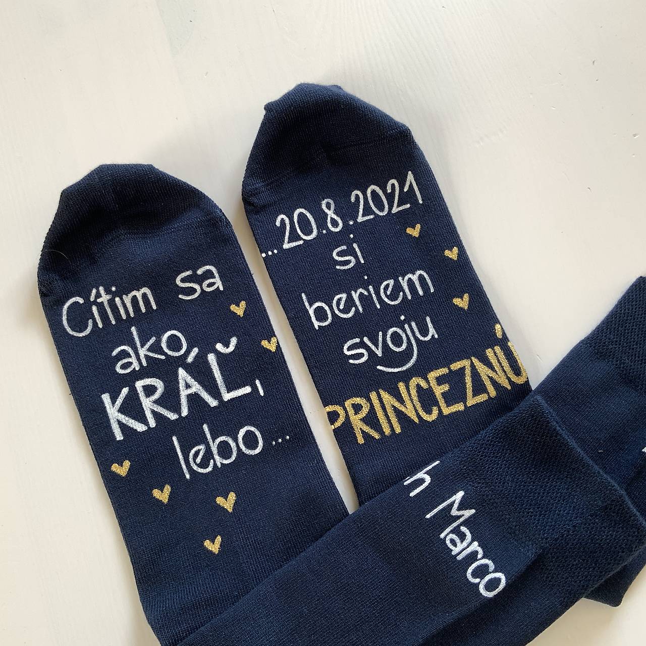 Maľované ponožky pre ženícha (biela + zlatá na tmavomodrých bez mena princeznej)