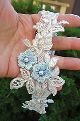 Spodná bielizeň - svadobný podväzok Ivory + modré čipkové kvety 4 - 13448858_