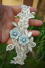 Spodná bielizeň - svadobný podväzok Ivory + modré čipkové kvety 4 - 13448918_