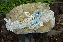 Spodná bielizeň - svadobný podväzok Ivory + modré čipkové kvety 4 - 13448974_