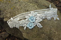 Spodná bielizeň - svadobný podväzok Ivory + modré čipkové kvety 4 - 13448998_