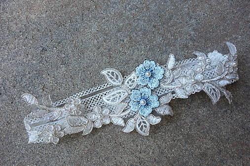 svadobný podväzok Ivory + modré čipkové kvety 4