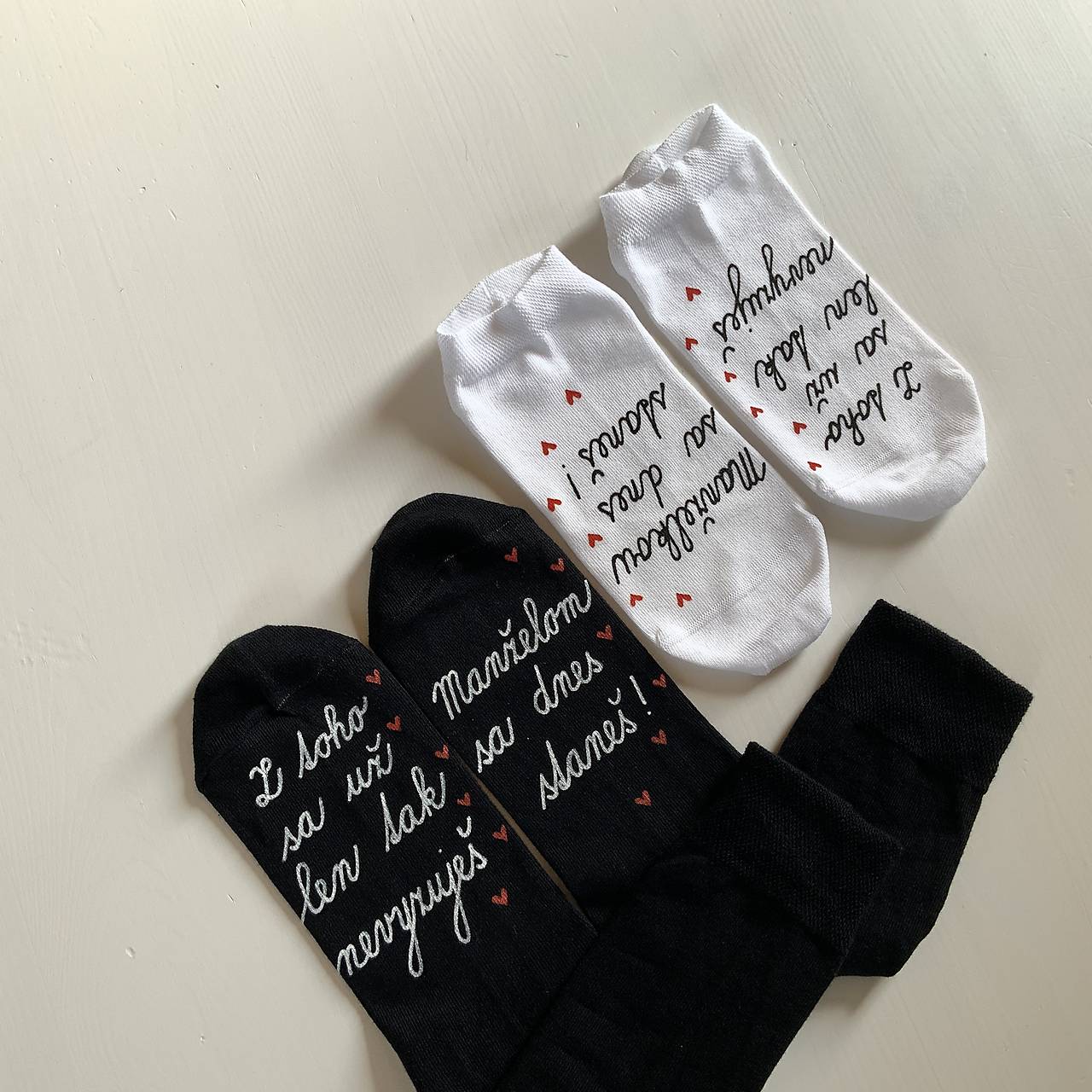 Maľované ponožky k výročiu/svadbe “z toho už nevyzuješ / (Sada 2 párov pre manželov)