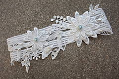 Spodná bielizeň - svadobný podväzok Ivory + 3D kvety so svetlo modrou perlou - 13452973_