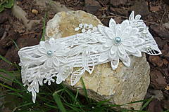Spodná bielizeň - svadobný podväzok Ivory + 3D kvety so svetlo modrou perlou - 13452977_