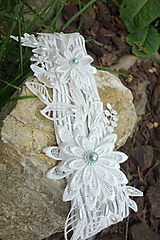 Spodná bielizeň - svadobný podväzok Ivory + 3D kvety so svetlo modrou perlou - 13452984_