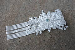 Spodná bielizeň - svadobný podväzok Ivory + 3D kvety so svetlo modrou perlou - 13452992_
