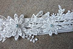 Spodná bielizeň - svadobný podväzok Ivory + 3D kvety so svetlo modrou perlou - 13452994_