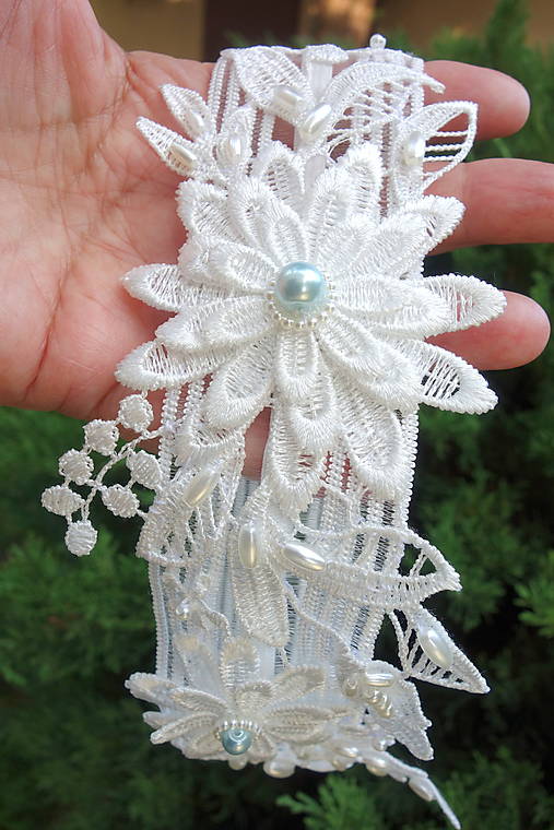 svadobný podväzok Ivory + 3D kvety so svetlo modrou perlou