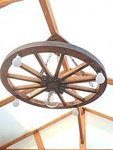 Svietidlá - Luster .. drevene koleso 70cm na reťazi - 13452514_