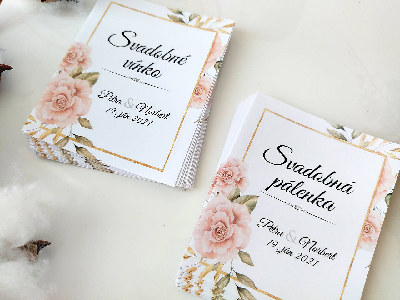 Samolepiace svadobné etikety na víno a pálenku  s jemnými ružami a zlatým rámom A04