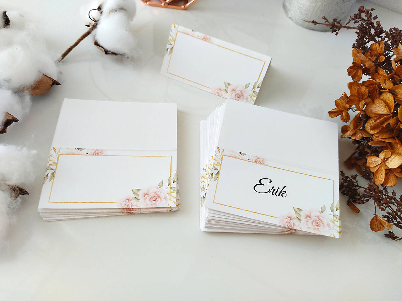 Svadobné menovky s jemnými ružami a zlatým rámom A04