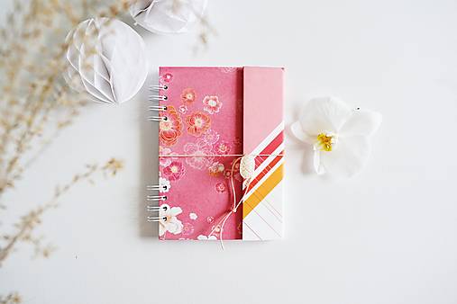 Papiernictvo - NOTES/ZÁPISNÍK A5 - ružové kvety - 13458595_