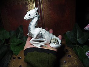 Sochy - Biely Dráčik s Jaspisom Dalmatínom, Menší zložitý drak - 13458162_