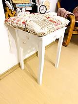 Nábytok - Vintage stolík so srdiečkom - 13461022_