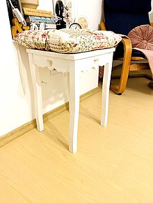 Nábytok - Vintage stolík so srdiečkom - 13461017_